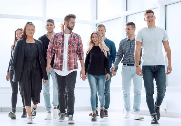 Gruppe glücklicher junger Mitarbeiter in einem neuen Büro — Stockfoto