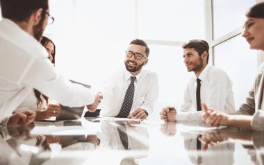 Alt görünüm. Masa üzerinde el sıkışma iş ortakları