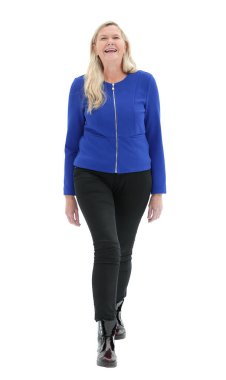 Parlak elbiseli yaşlı bir kadın bir yere gidiyor.