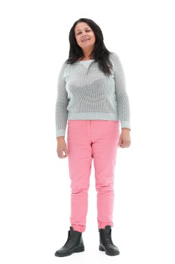 Gülümseyerek büyüyen uzun boylu yaşlı bir kadın.