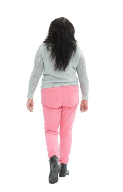 Pelin otunda parlak pantolonu olan yetişkin bir kadın.