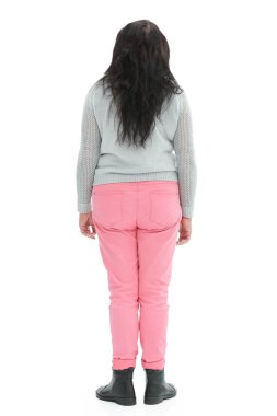 Pelin otunda parlak pantolonu olan yetişkin bir kadın.