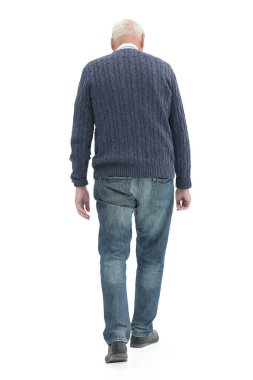 Olgun bir adam beyaz bir arka planda durur.