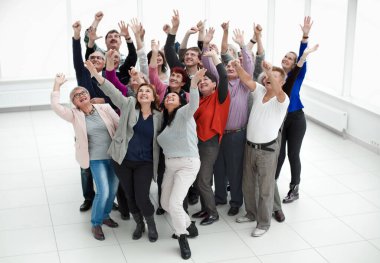 Bir grup yaşlı insan ulaşmak için ellerini kaldırdı.
