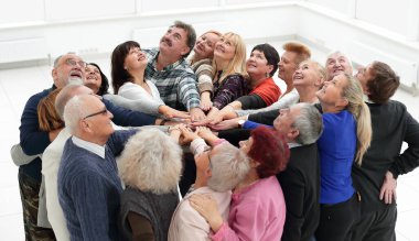 Yıllardır bir grup insan el ele tutuşuyor.