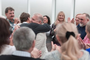 Yaşlıların uzun zamandır beklenen toplantısı.