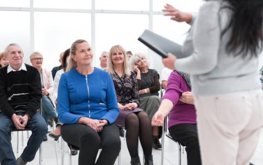 Gülümseyen mutlu emekliler ders çalışıyor. Konferans odasında çok yaşlı var..