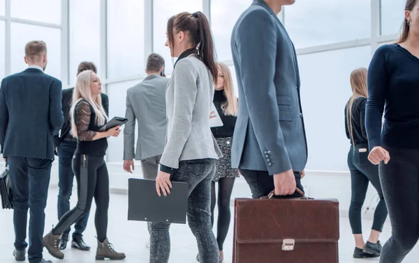 Grupp av olika affärsmän passerar i kontorslobbyn. — Stockfoto
