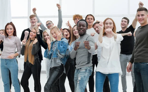 På nära håll. en rolig grupp vänner som står tillsammans — Stockfoto