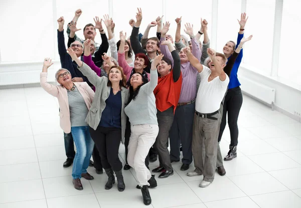 Група літніх людей підняла руки, намагаючись досягти — стокове фото