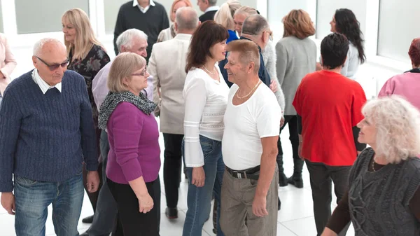 Groep oude mensen discussiëren binnen — Stockfoto