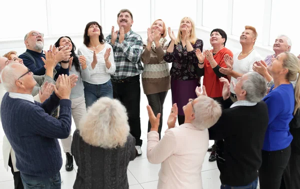 A group of elderly people clap their hands — Stock Photo, Image