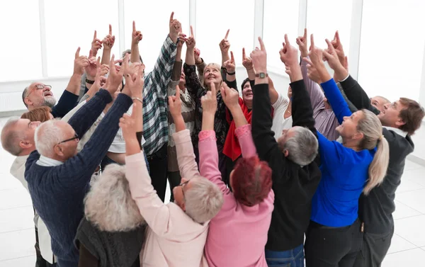 Csoport haladó emberek mutatják hüvelykujj fel — Stock Fotó