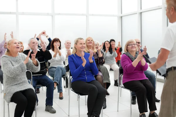 Soft focus op ouderen in het seminarie. — Stockfoto