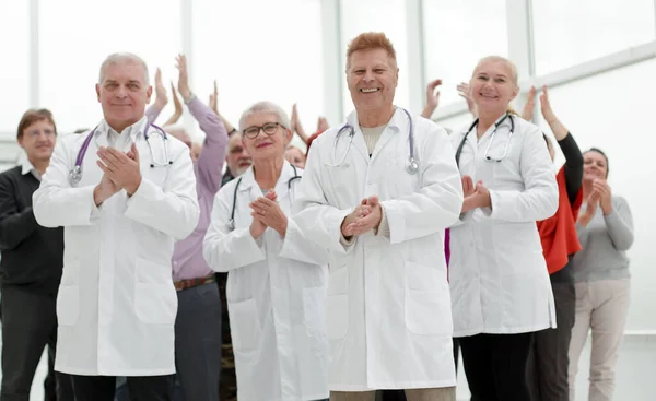 Лікарі та пацієнти плескають у долоні. аплодувати і насолоджуватися успіхом — стокове фото