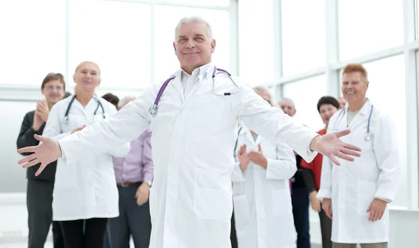 Grupo de médicos e pacientes aplaudem — Fotografia de Stock