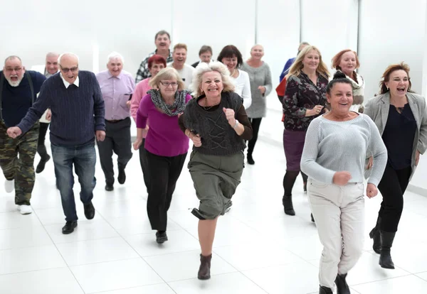 Een groep gepensioneerden gaat met pensioen. groep van oudere p — Stockfoto