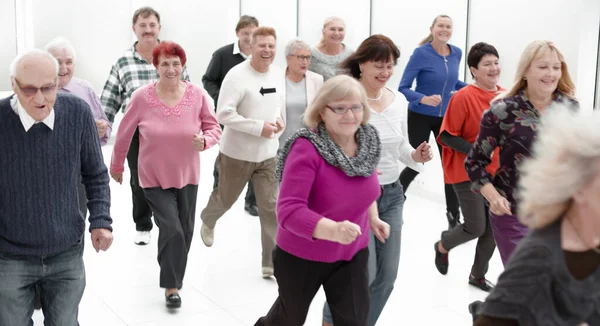 A group of retirees are running for retirement. group of older p — Stock Photo, Image