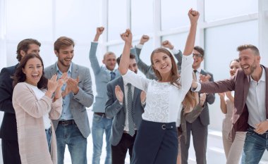 Yaratıcı genç iş adamlarının mutlu grubu.