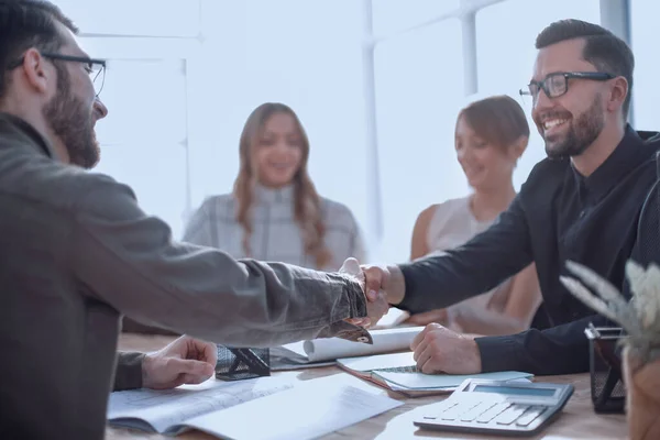 Sorridente empresário em uma reunião de trabalho no escritório — Fotografia de Stock