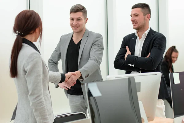 Reunião da equipe de negócios um novo colega no local de trabalho — Fotografia de Stock