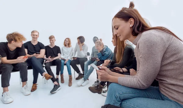 De cerca. diversos jóvenes que utilizan sus teléfonos inteligentes — Foto de Stock