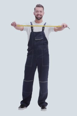 Tam gelişim. İnşaat mezurası olan gülümseyen adam