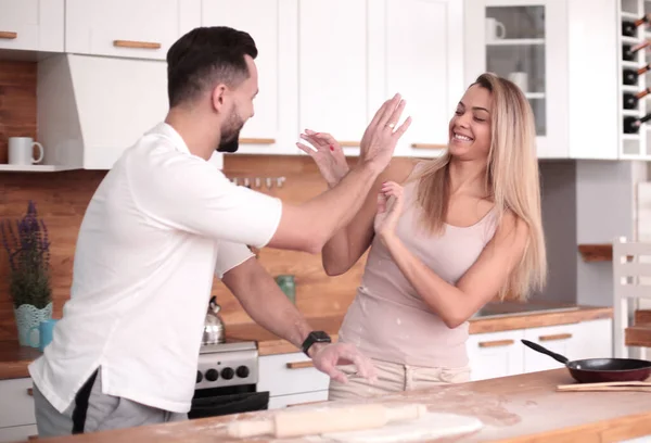 Jovem casal se comunica na cozinha da casa — Fotografia de Stock