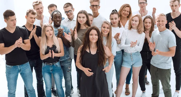 Grupp av olika unga män och en flicka ledare står tillsammans — Stockfoto