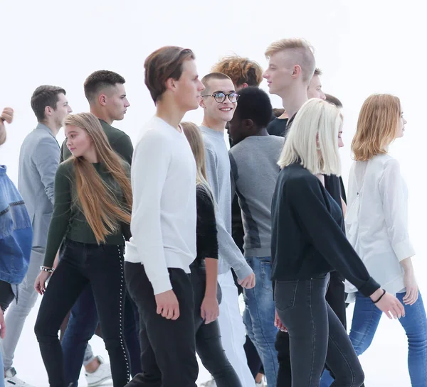 Toevallige jongeren die elkaar passeren — Stockfoto