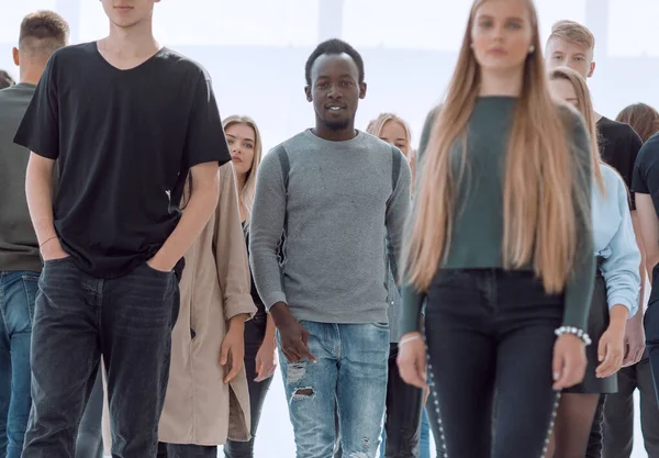 Groupe de jeunes occasionnels. isolé sur blanc — Photo