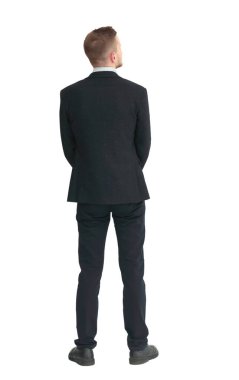 Dikiz aynası. Takım elbiseli genç adam beyaz ekrana bakıyor..