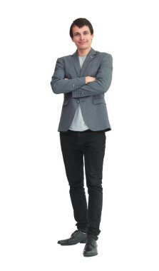 Tam gelişim. Sıradan giyinmiş gülümseyen genç bir adam.