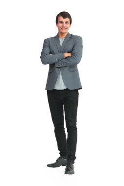 Tam gelişim. Sıradan giyinmiş gülümseyen genç bir adam.