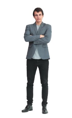 Tam gelişim. Sıradan giyinmiş gülümseyen genç bir adam.