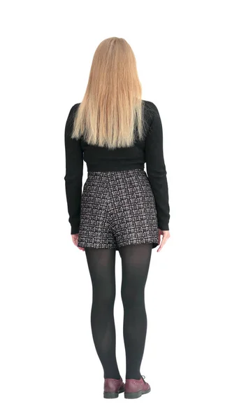 Vista trasera. joven mujer en una falda-pantalones cortos mirando hacia adelante — Foto de Stock
