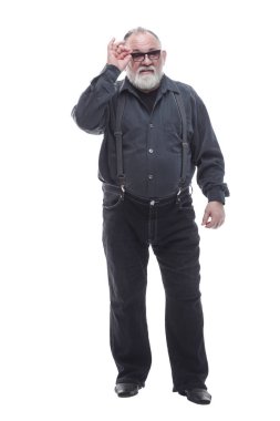 Yaşlı adamın gözlüklerin üzerinde bir yere baktığına eminim.