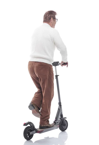 Hombre adulto moderno que se mueve en un scooter eléctrico. aislado en un blanco — Foto de Stock