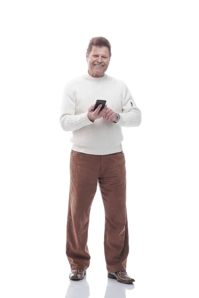 Comprimento total. sorrindo homem lendo uma mensagem em seu smartphone — Fotografia de Stock