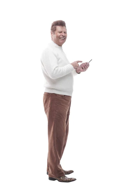 Homem casual lendo a correspondência em seu telefone inteligente — Fotografia de Stock