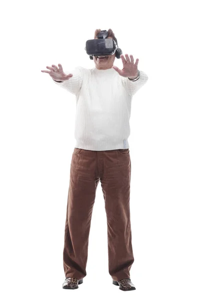 Hombre adulto mirando con interés a través de gafas de realidad virtual — Foto de Stock