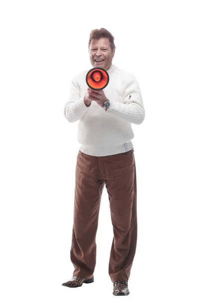 Um homem bonito e sorridente com um megafone. isolado em um branco — Fotografia de Stock