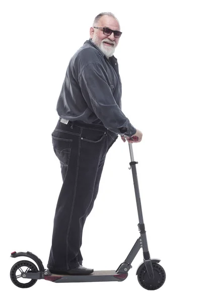 Oudere man staat op elektrische scooter. geïsoleerd op een wit — Stockfoto
