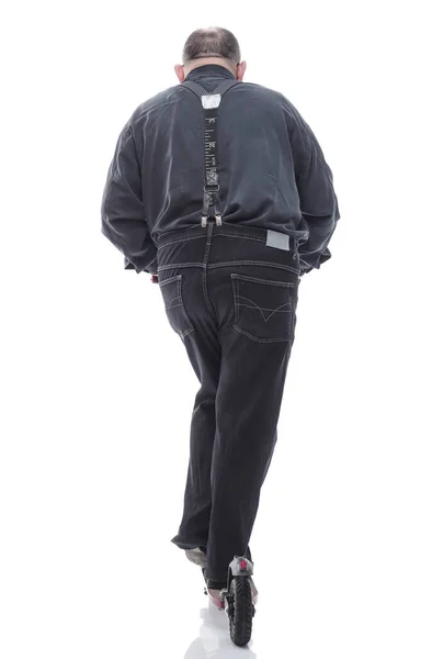 Οπίσθια όψη. σύγχρονος ηλικιωμένος άνδρας που κινείται με ηλεκτρικό σκούτερ — Φωτογραφία Αρχείου