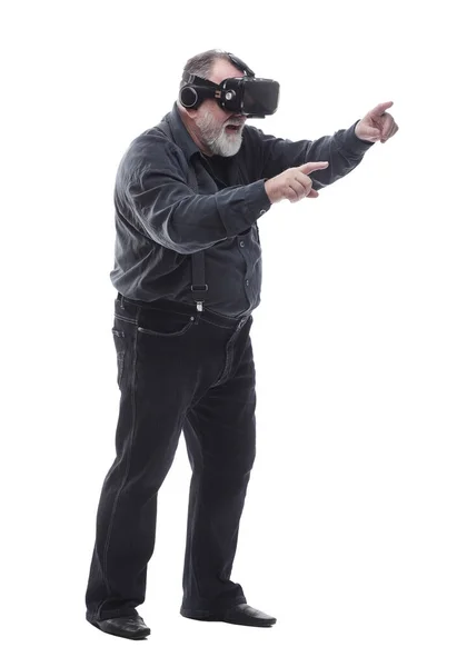 Homem adulto moderno em um capacete realidade virtual. isolado em um branco — Fotografia de Stock