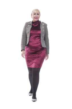 Uzunluk. İleriye doğru adım atan çekici genç kadın.