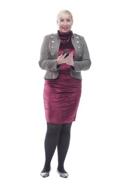 çekici sıradan bir kadın akıllı telefonundan yazışmaları okuyor.