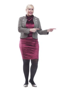 Genç bir kadın doğru yönü işaret ediyor. bir beyaz üzerinde izole