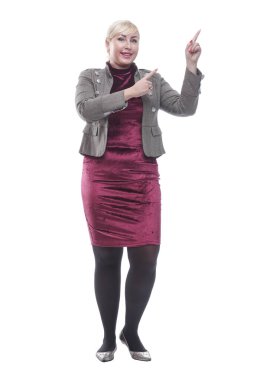 Genç bir kadın doğru yönü işaret ediyor. bir beyaz üzerinde izole