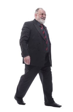 Kıdemli işadamı kendinden emin bir şekilde öne çıkıyor. bir beyaz üzerinde izole